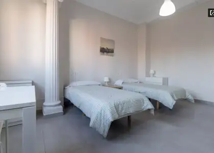 Amplia habitación en un apartamento de 5 dormitorios en Russafa, Valencia en Valencia
