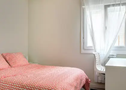 Habitación en piso compartido de 3 habitaciones en Zaragoza, gastos incluidos, ideal para profesionales y estudiantes, solo mujeres. en Zaragoza