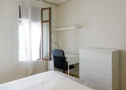Habitación en piso compartido de 4 habitaciones en alquiler en Zaragoza, ideal para mujeres. en Zaragoza