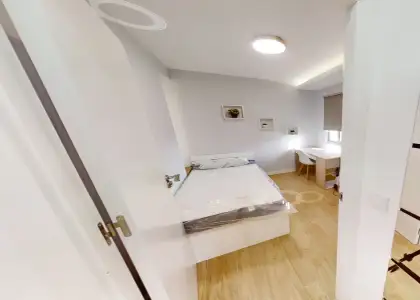 Habitación en piso compartido de 5 habitaciones en Casería de Montijo, con todos los gastos incluidos, ideal para mujeres profesionales o estudiantes. en Granada