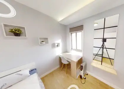 Habitación en piso compartido de 5 habitaciones en Casería de Montijo, con todos los gastos incluidos, ideal para mujeres profesionales o estudiantes. en Granada