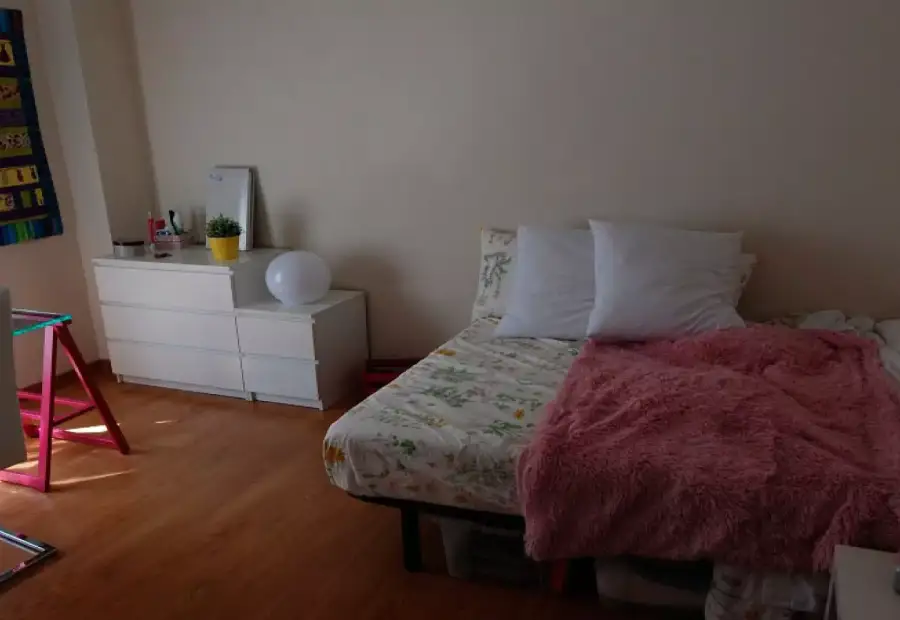 Habitación en piso compartido de 5 habitaciones en Zaragoza, solo para mujeres, profesionales. en Zaragoza