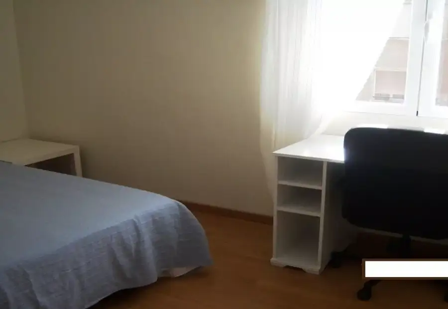 Habitación en piso compartido de 5 habitaciones en Zaragoza, solo para mujeres, profesionales. en Zaragoza