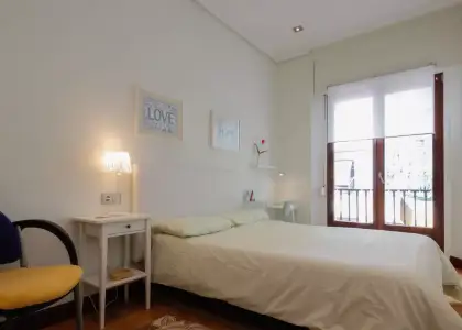 Habitación en un apartamento compartido de 4 dormitorios en alquiler en Abando, gastos incluidos, perfecto para profesionales y estudiantes en Bilbao