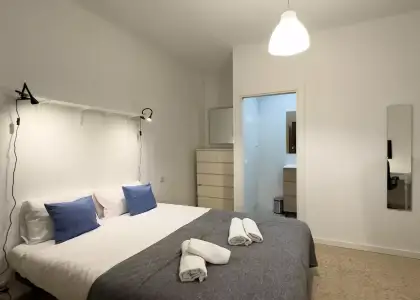 Habitación en un piso compartido de 7 dormitorios en alquiler en Sant Antoni en Barcelona
