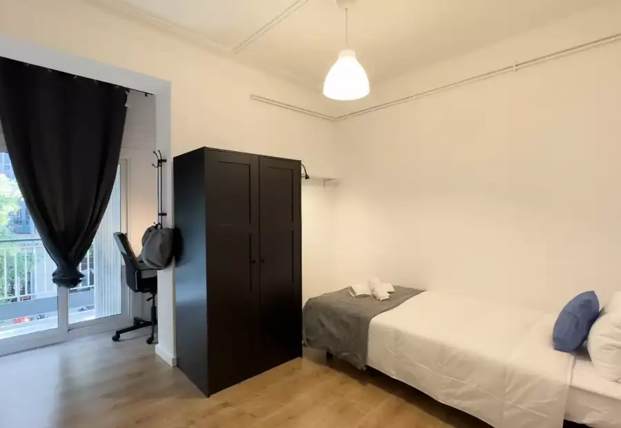 Habitación en un piso compartido de 7 dormitorios en alquiler en Sant Antoni en Barcelona