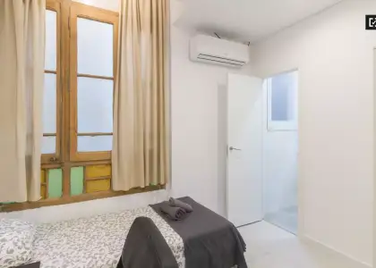 Habitación en un piso compartido de 7 dormitorios en alquiler en Sants, gastos incluidos. en Barcelona