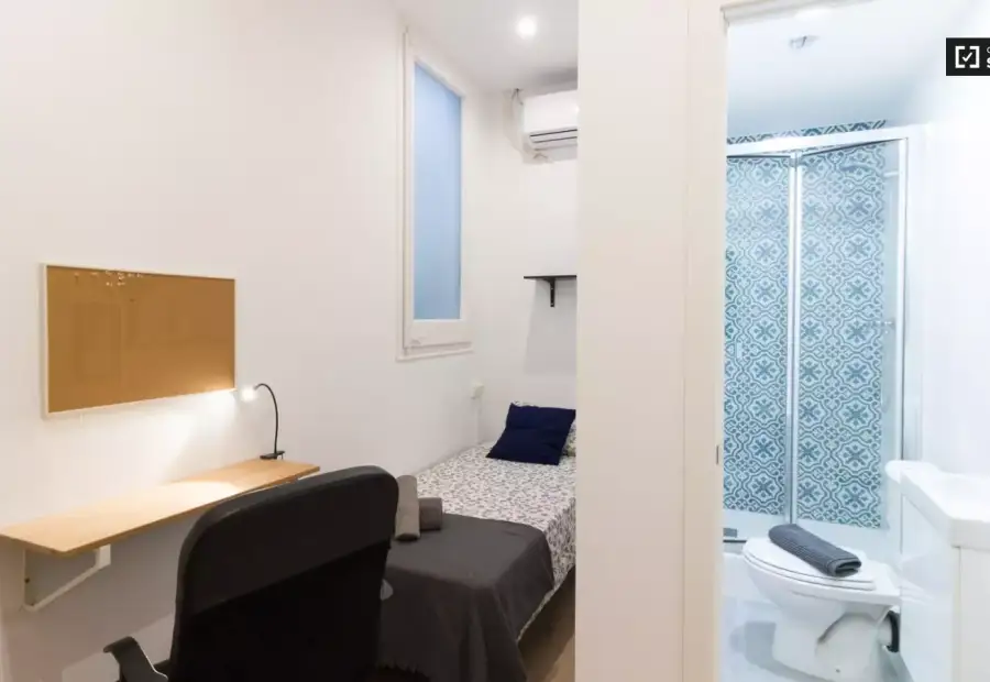 Habitación en un piso compartido de 7 dormitorios en alquiler en Sants, gastos incluidos. en Barcelona