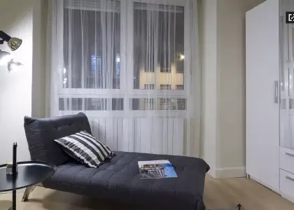 Habitación en un piso compartido de 8 habitaciones en Abando, con todos los gastos incluidos, ideal para profesionales y estudiantes. en Bilbao