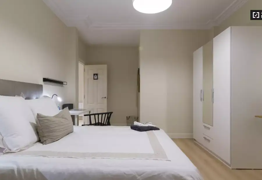 Habitación en un piso compartido de 8 habitaciones en Abando, con todos los gastos incluidos, ideal para profesionales y estudiantes. en Bilbao