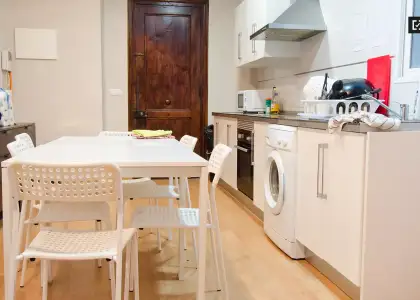 Habitación interior con llave independiente en el apartamento compartido, Ciutat Vella en Valencia