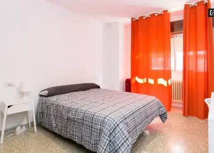 Habitación soleada con cama doble en alquiler en Centro en Granada