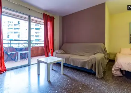 Habitación soleada con llave independiente en apartamento de 5 dormitorios, Algirós en Valencia