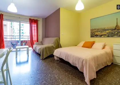 Habitación soleada con ventana con vistas a la calle en un apartamento de 5 dormitorios, Algirós en Valencia