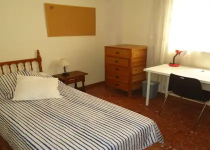 Se alquila habitación en piso compartido de 4 habitaciones en Ciudad Jardín. en Córdoba
