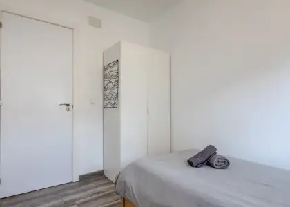 Se alquila habitación en piso compartido de 5 habitaciones en L'Illa Perduda. en Valencia