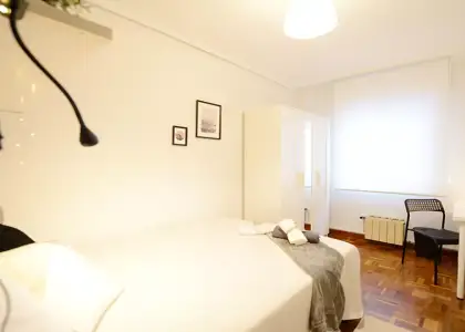Se alquila habitación en piso de 4 dormitorios en Ametzola en Bilbao