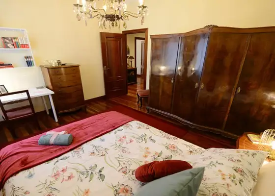 Se alquila habitación en piso de 4 dormitorios en Indautxu, Bilbao.