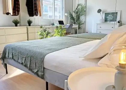 Se alquila habitación en piso de 6 habitaciones en Barcelona en Barcelona