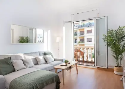 Se alquila habitación en piso de 6 habitaciones en Barcelona en Barcelona