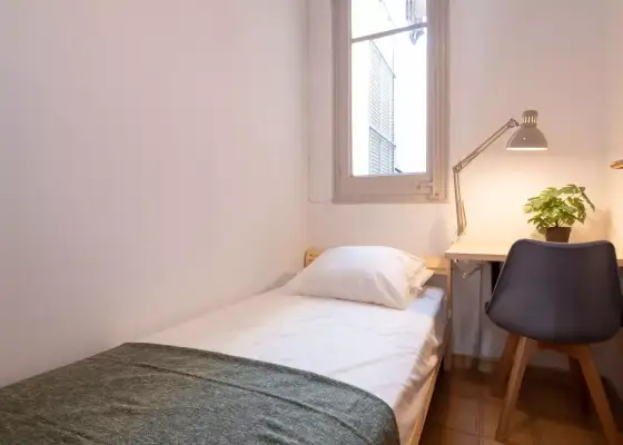 Se alquila habitación en piso de 6 habitaciones en Barcelona