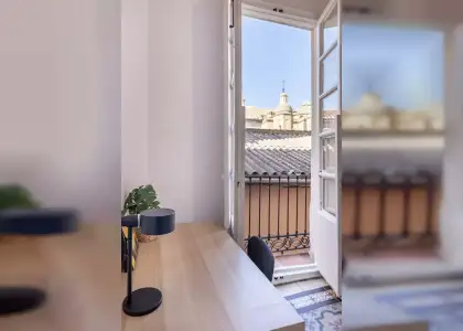 Se alquila habitación en piso de 8 habitaciones en Granada en Granada